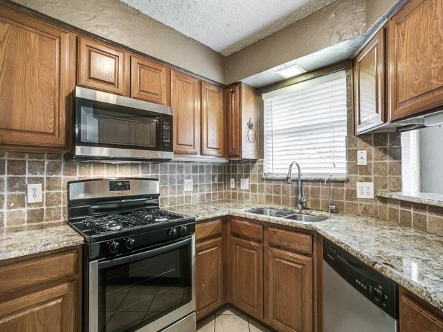 904 Vicksburg Lane, Burleson, TX 76028