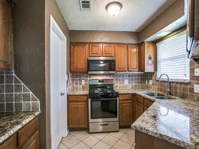 904 Vicksburg Lane, Burleson, TX 76028