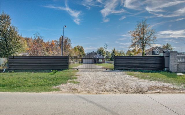 898 Road 3556, Cleveland, TX 77327