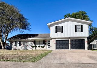 1004 N 30th St, Nederland, TX 77627