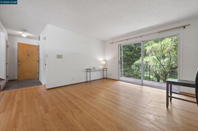 6334 Doran Dr, Oakland, CA 94611