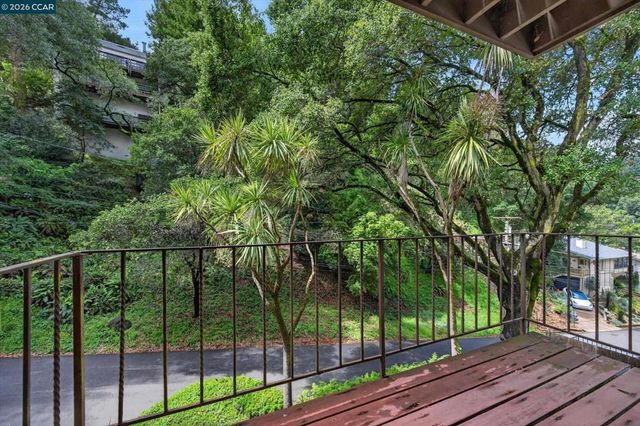 6334 Doran Dr, Oakland, CA 94611