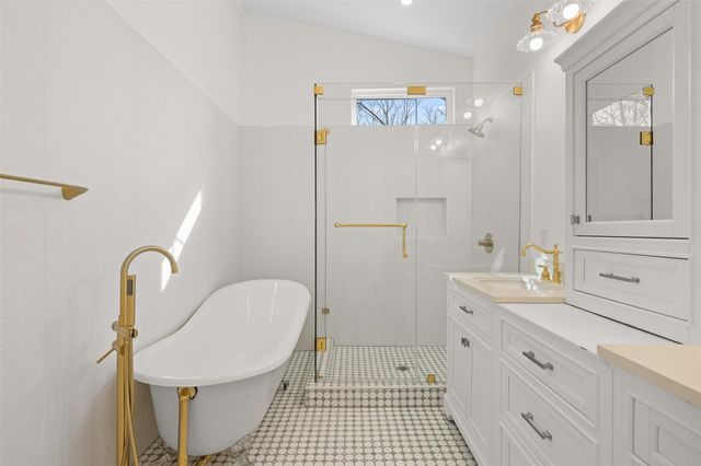 1019 W 4th ST, Taylor, TX 76574