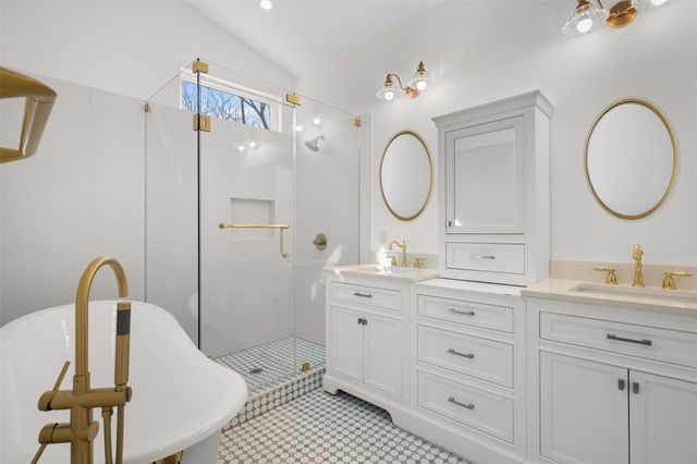 1019 W 4th ST, Taylor, TX 76574