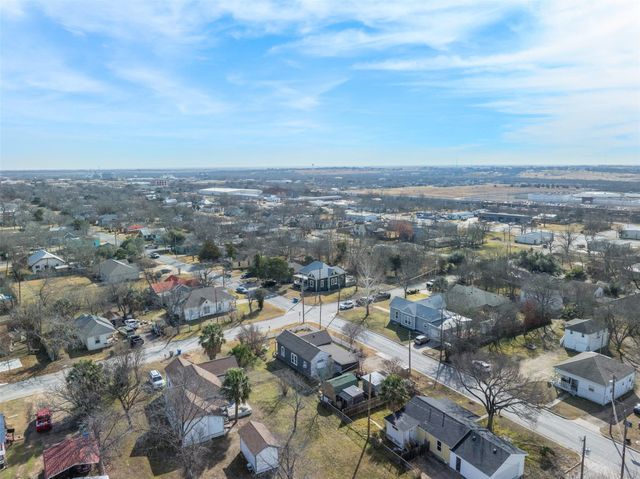 1019 W 4th ST, Taylor, TX 76574