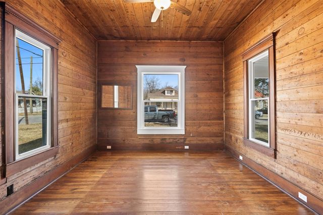 1019 W 4th ST, Taylor, TX 76574