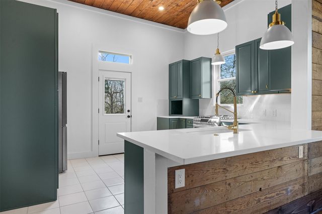 1019 W 4th ST, Taylor, TX 76574