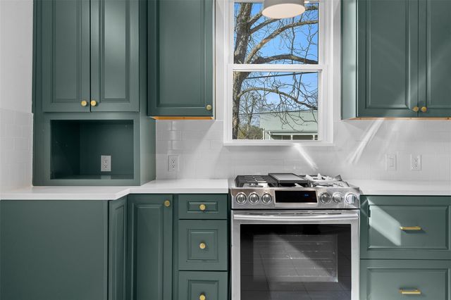 1019 W 4th ST, Taylor, TX 76574