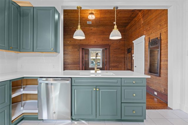 1019 W 4th ST, Taylor, TX 76574