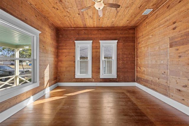 1019 W 4th ST, Taylor, TX 76574