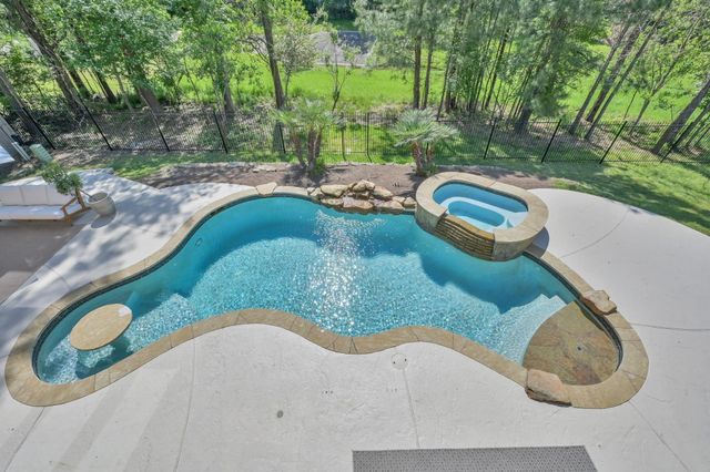 11 Clare Point Drive, The Woodlands, TX 77354