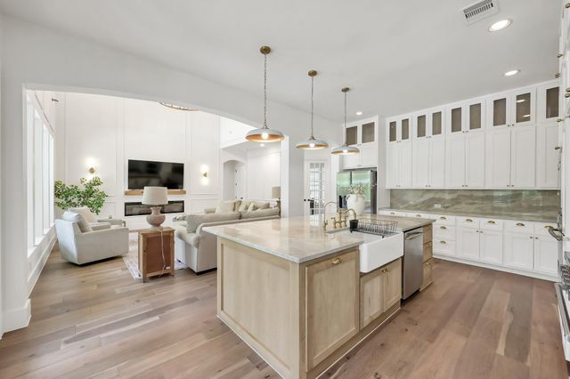 11 Clare Point Drive, The Woodlands, TX 77354