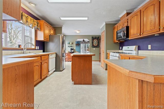 9023 Circle Lake Drive, Grand Blanc, MI 48439