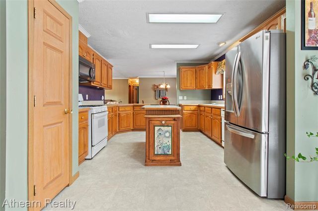 9023 Circle Lake Drive, Grand Blanc, MI 48439