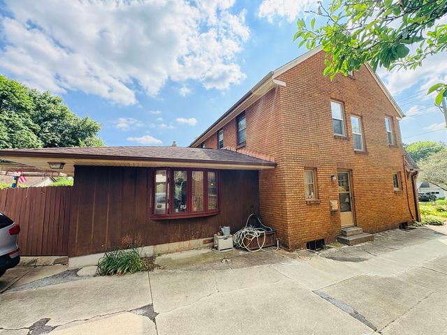 901 Parkview Avenue, Rockford, IL 61107