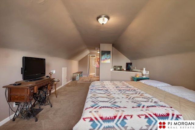 3083 S 32nd Street, Omaha, NE 68105