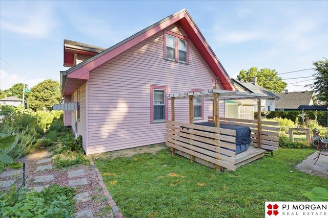 3083 S 32nd Street, Omaha, NE 68105