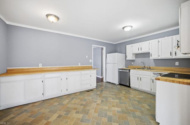 2209 Sparrow RD, Chesapeake, VA 23320