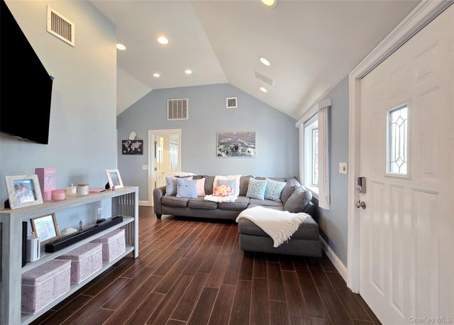 19 Kent Place, Amityville, NY 11701