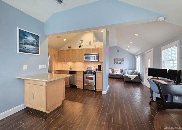 19 Kent Place, Amityville, NY 11701