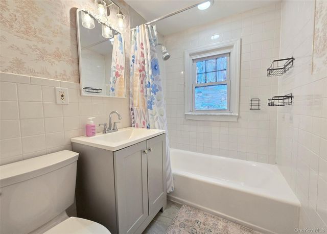 19 Kent Place, Amityville, NY 11701