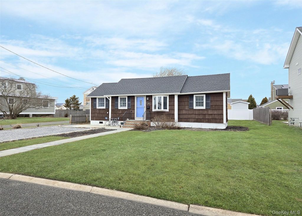 19 Kent Place, Amityville, NY 11701