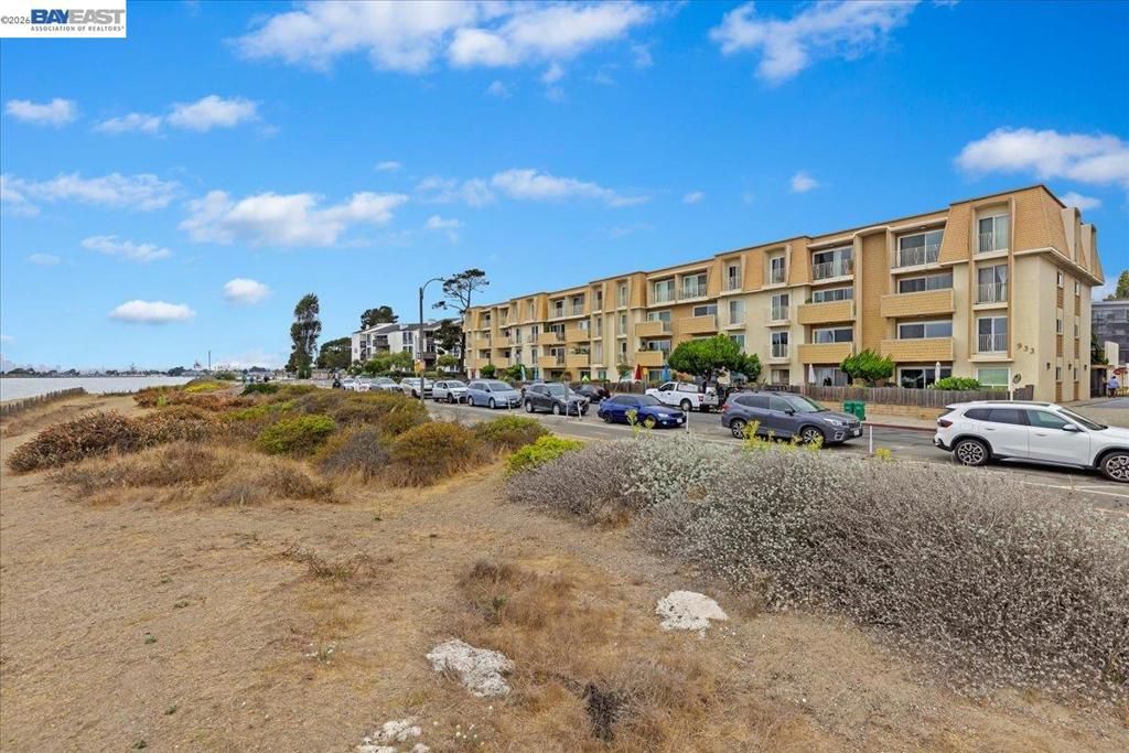 Image 1 of property listing at 933 933 Shoreline Dr 203, Alameda, CA 94501