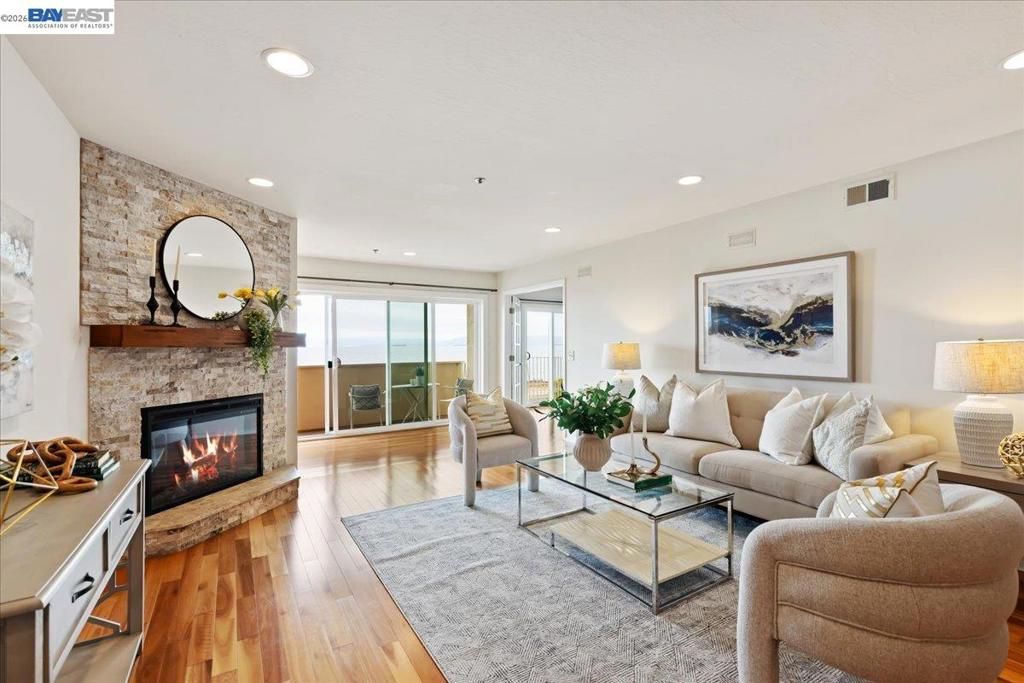 Image 2 of property listing at 933 933 Shoreline Dr 203, Alameda, CA 94501