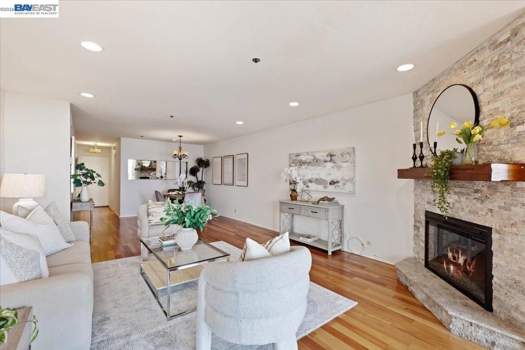 Image 3 of property listing at 933 933 Shoreline Dr 203, Alameda, CA 94501