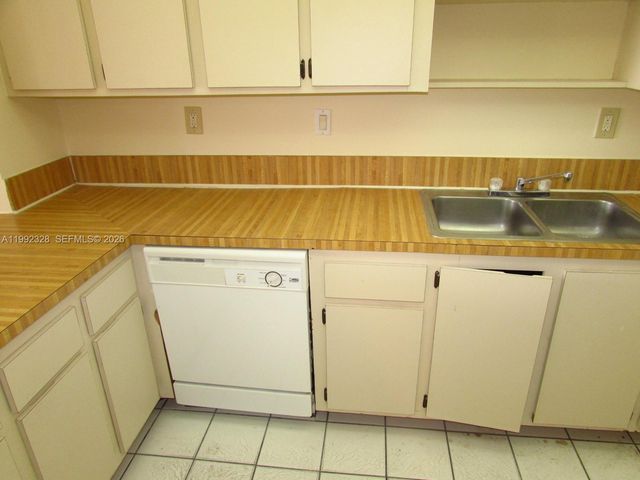 10090 NW 80th Ct 1560, Hialeah Gardens, FL 33016