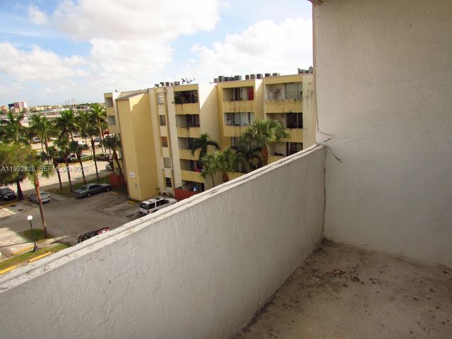 10090 NW 80th Ct 1560, Hialeah Gardens, FL 33016