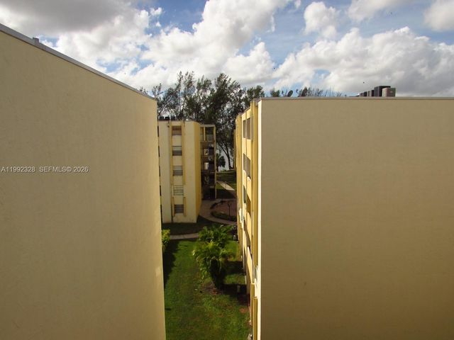 10090 NW 80th Ct 1560, Hialeah Gardens, FL 33016