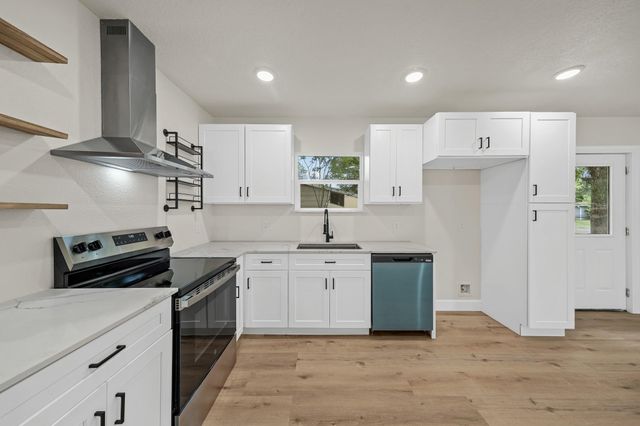 213 W Homan Street, Baytown, TX 77520