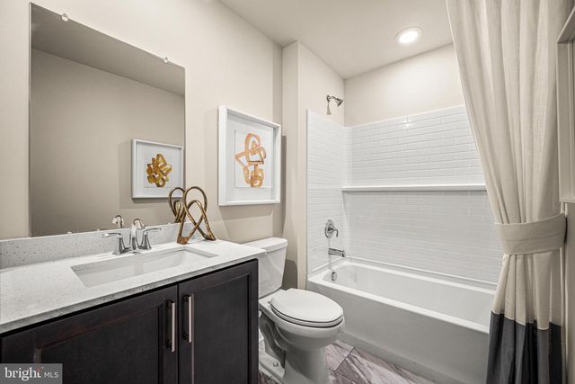 1 FOUR LEAF DR, Downingtown, PA 19335