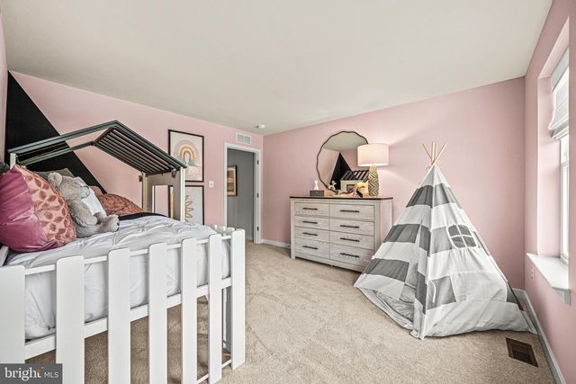 1 FOUR LEAF DR, Downingtown, PA 19335