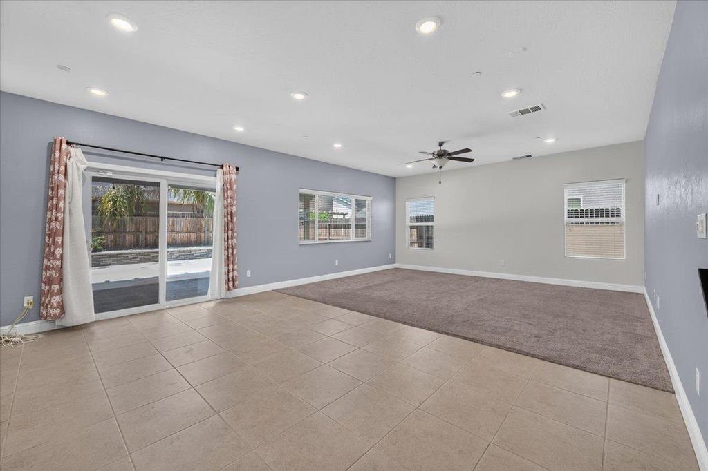 Image 10 of property listing at 2148 La Canada, Clovis, CA 93619