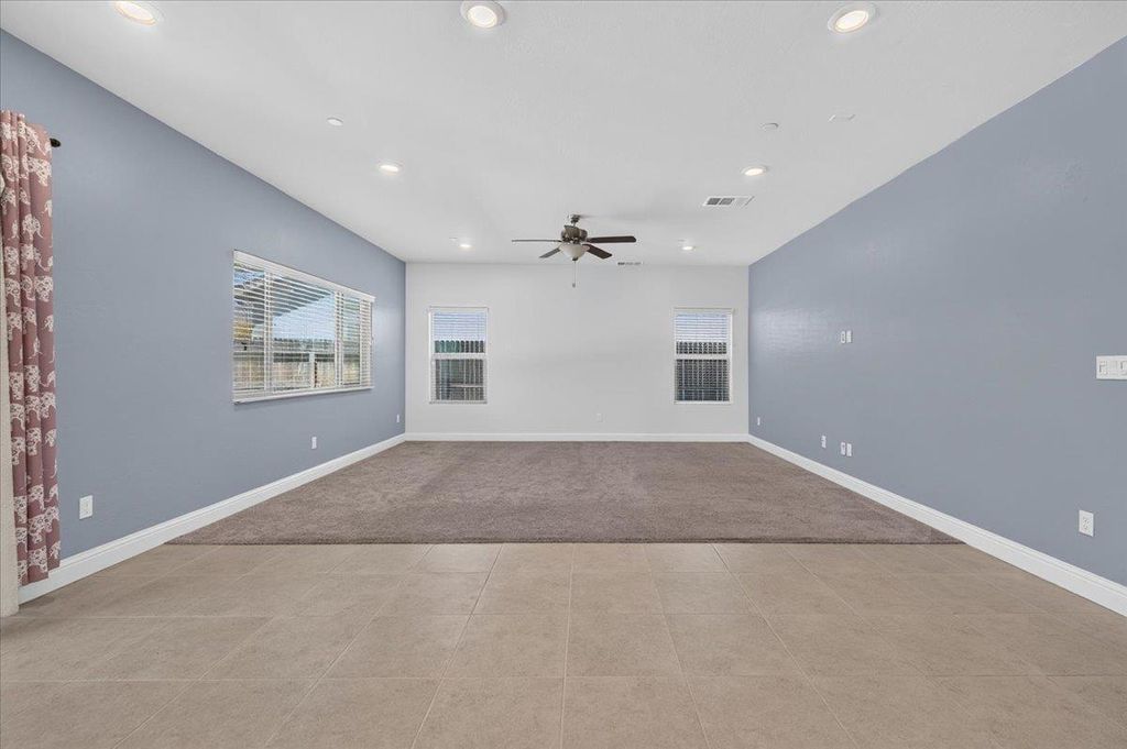 Image 11 of property listing at 2148 La Canada, Clovis, CA 93619