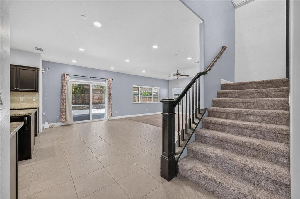 Image 12 of property listing at 2148 La Canada, Clovis, CA 93619