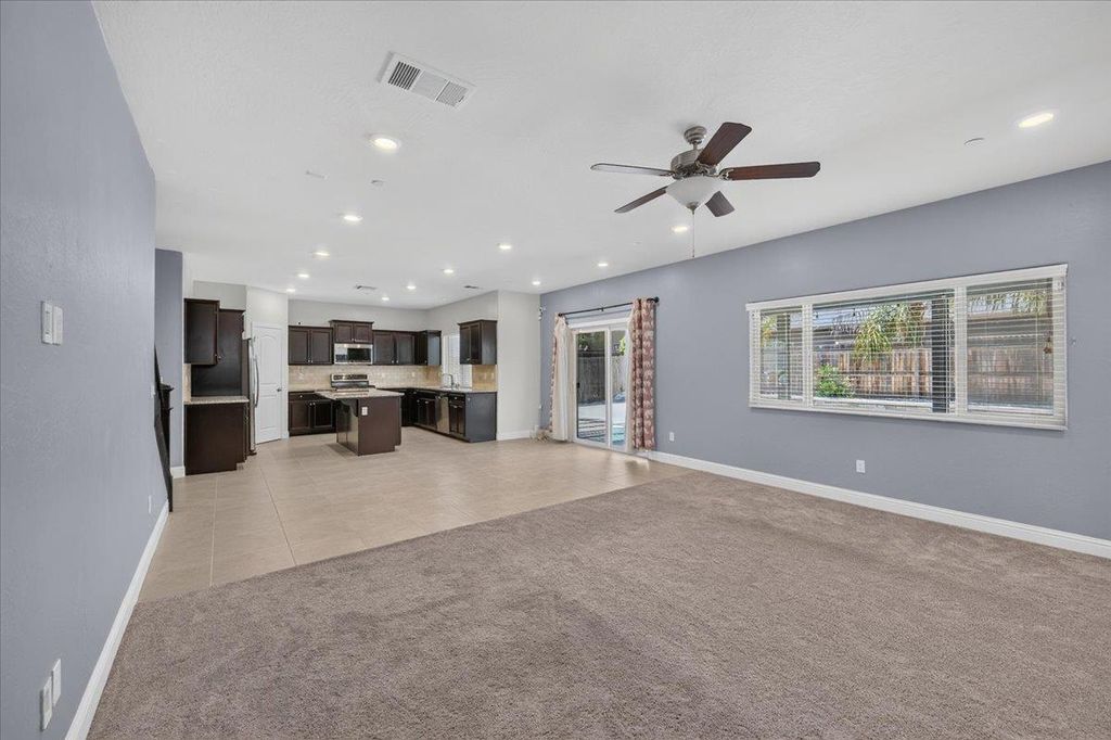 Image 16 of property listing at 2148 La Canada, Clovis, CA 93619