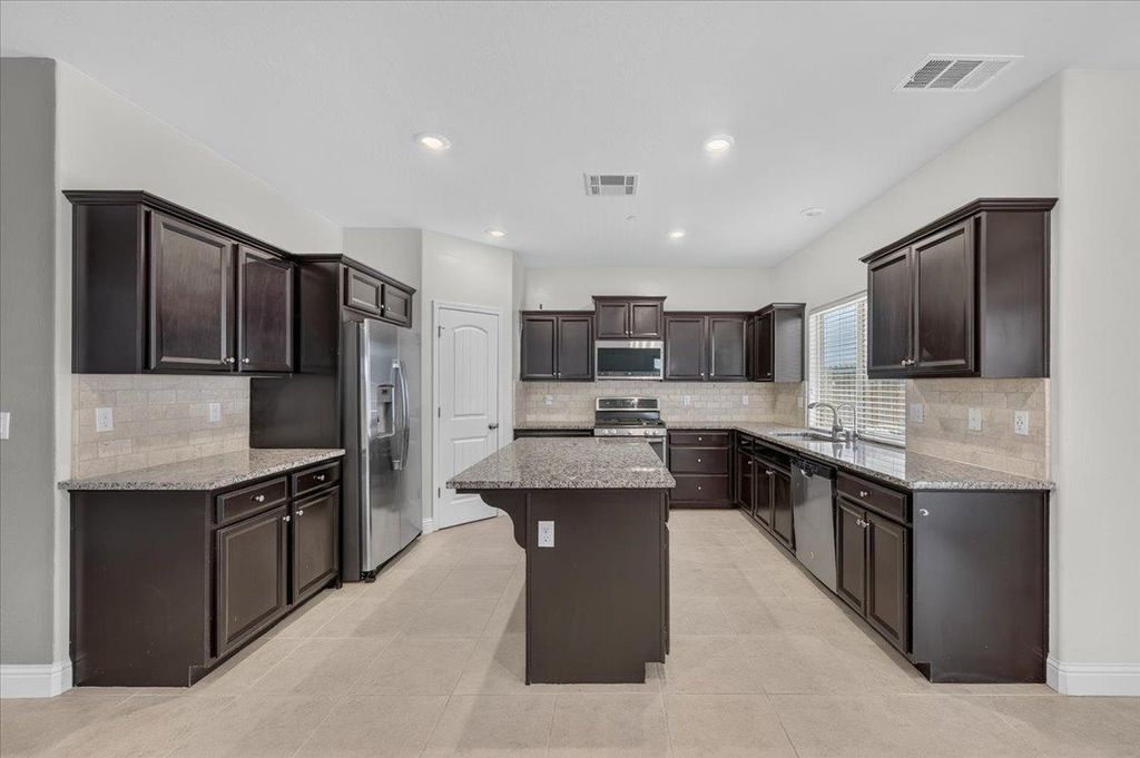 Image 17 of property listing at 2148 La Canada, Clovis, CA 93619