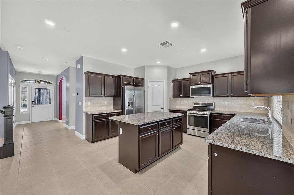Image 18 of property listing at 2148 La Canada, Clovis, CA 93619