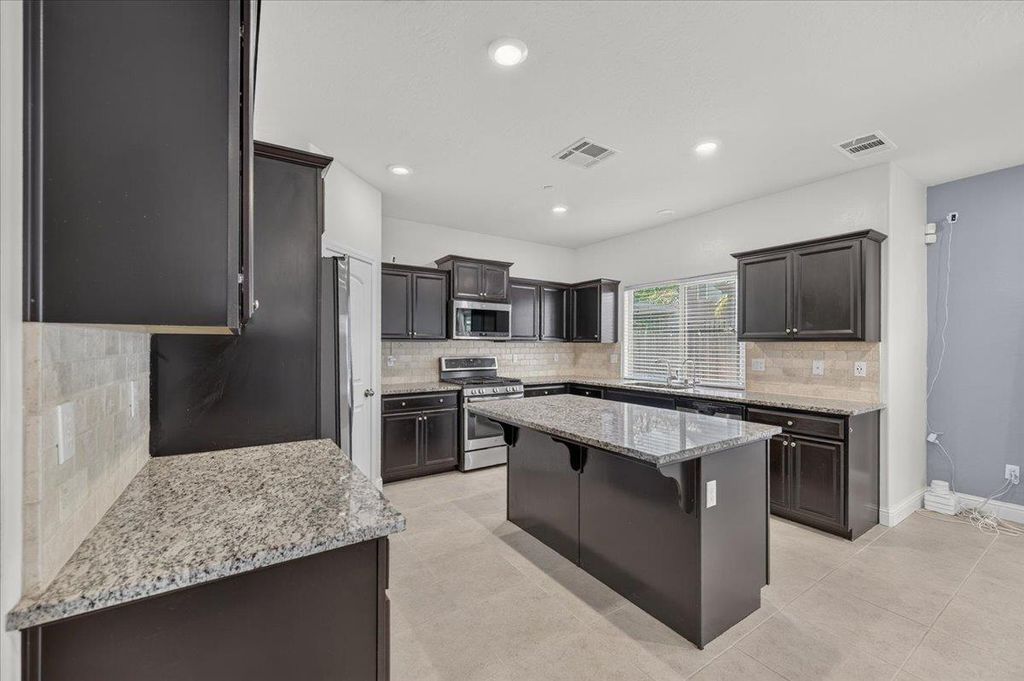 Image 19 of property listing at 2148 La Canada, Clovis, CA 93619