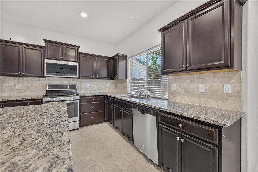 Image 20 of property listing at 2148 La Canada, Clovis, CA 93619