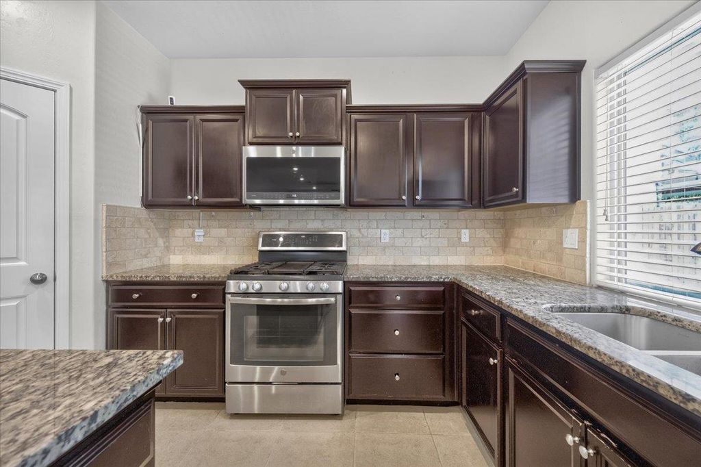 Image 21 of property listing at 2148 La Canada, Clovis, CA 93619