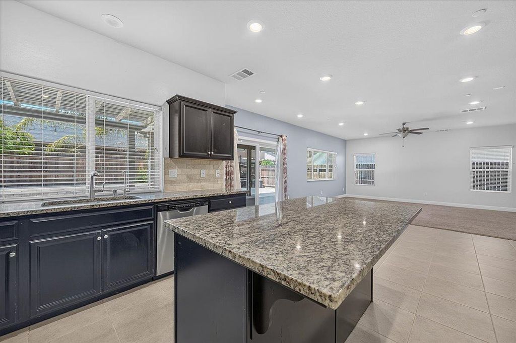 Image 24 of property listing at 2148 La Canada, Clovis, CA 93619