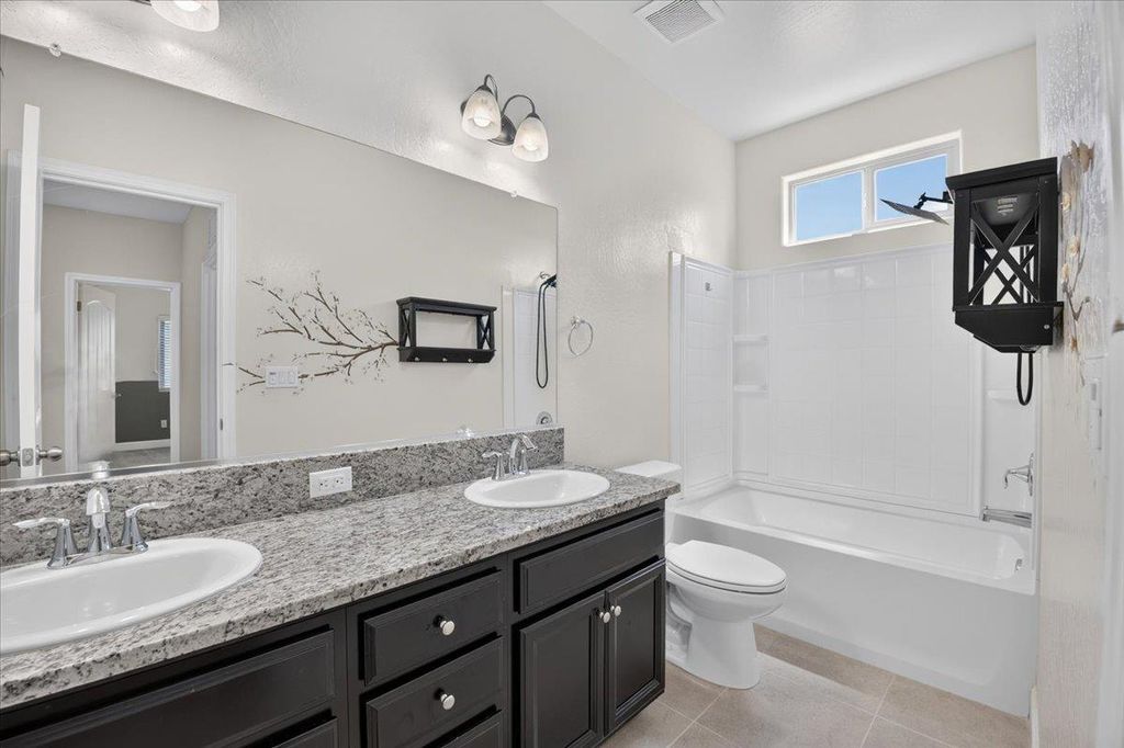Image 30 of property listing at 2148 La Canada, Clovis, CA 93619