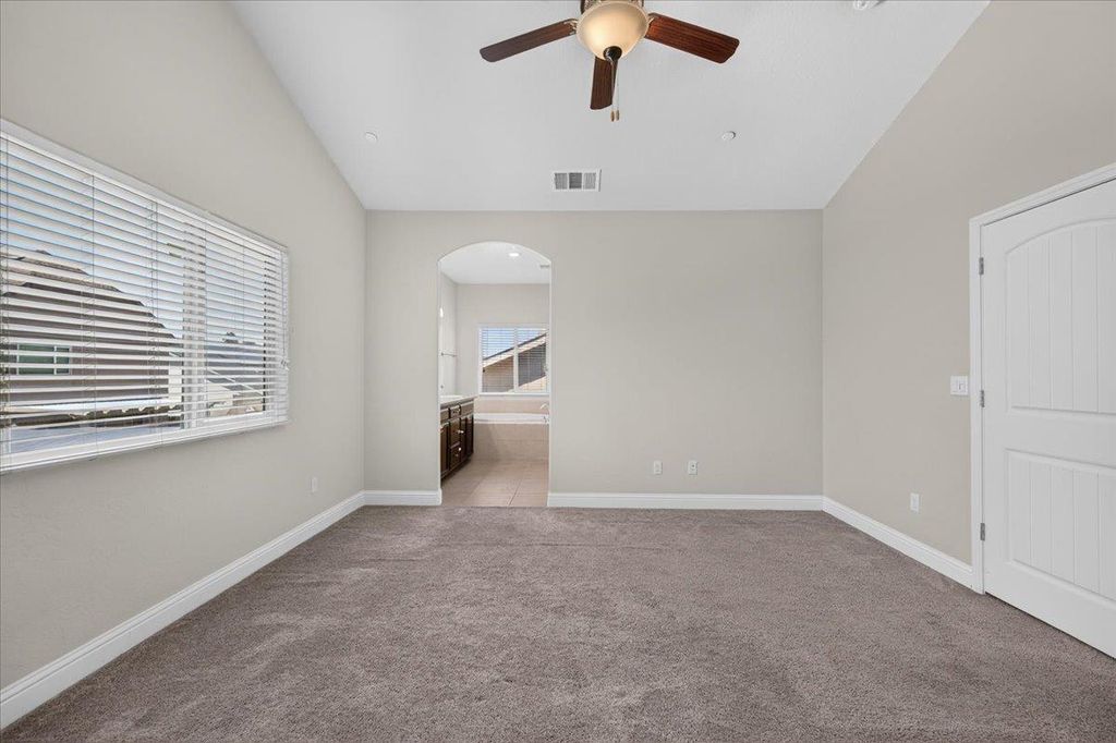 Image 39 of property listing at 2148 La Canada, Clovis, CA 93619
