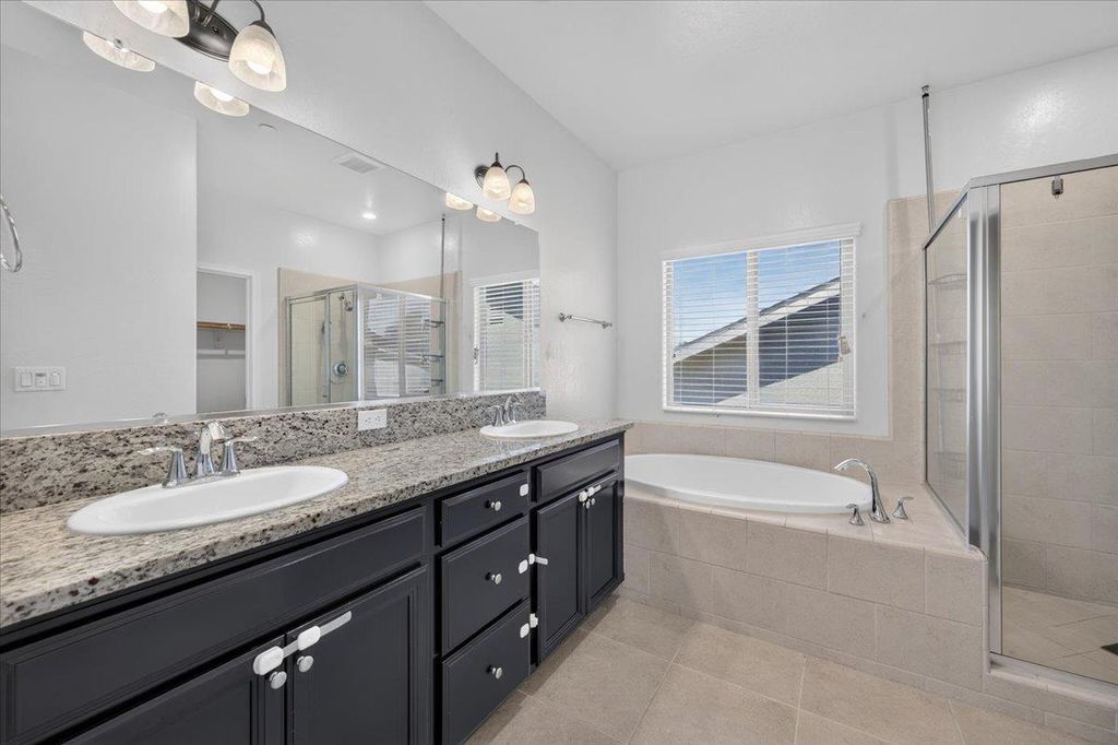 Image 44 of property listing at 2148 La Canada, Clovis, CA 93619