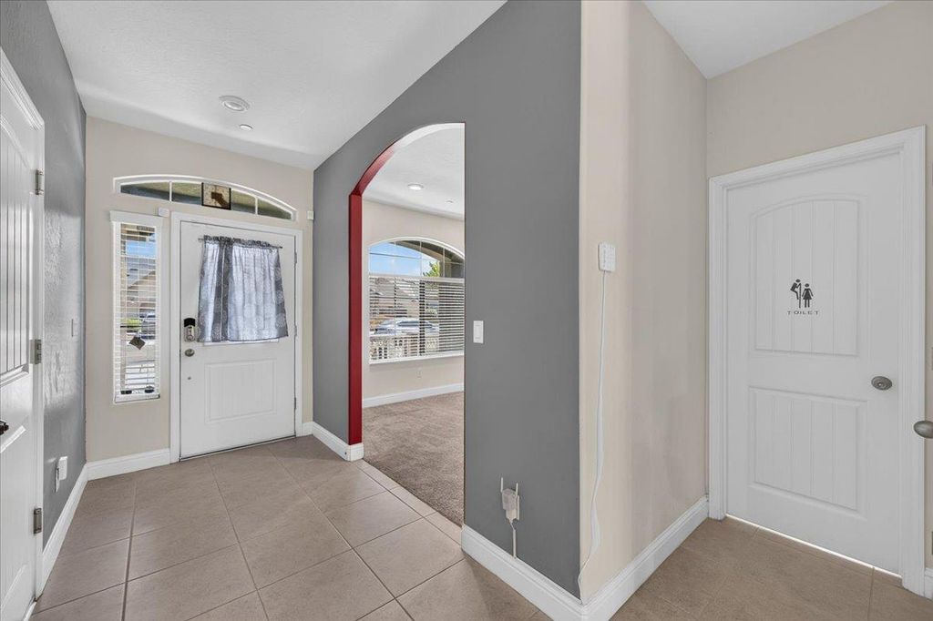 Image 5 of property listing at 2148 La Canada, Clovis, CA 93619