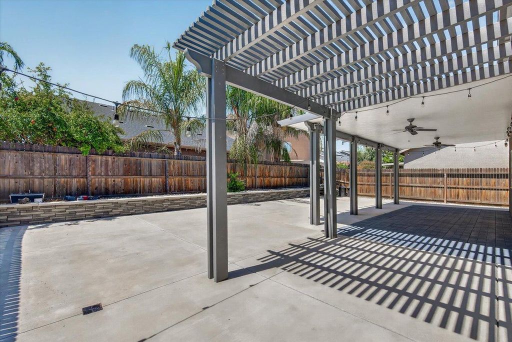 Image 58 of property listing at 2148 La Canada, Clovis, CA 93619